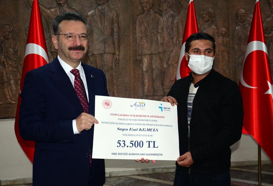 Aydın Valisi Hüseyin Aksoy, kentte yaşayan engelli ve eski hükümlü 17 kişiye, 957 bin lira destek verildiğini bildirdi. ( Gökhan Düzyol - Anadolu Ajansı )