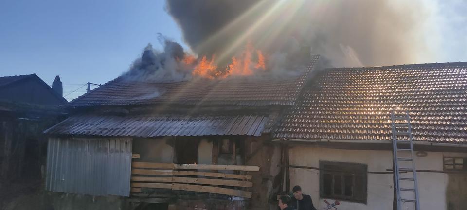 Afyonkarahisar'da iki katlı ahşap evde çıkan yangın söndürüldü