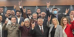 İzmir'de İYİ Parti'den istifa eden 14 kişi MHP'ye üye oldu. Parti binasındaki törende, yeni üyelere rozetlerini MHP İzmir İl Başkanı Veysel Şahin taktı ( Efsun Erbalaban Yılmaz - Anadolu Ajansı )