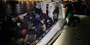 İzmir açıklarında 27 düzensiz göçmen yakalandı