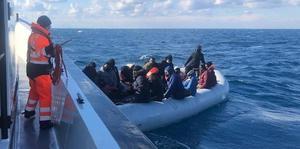 İzmir açıklarında 28 düzensiz göçmen kurtarıldı
