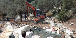 Muğla'daki Sıralıbük Koyu'nda kaçak yapıların yıkımı yapılıyor