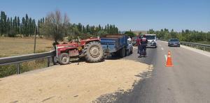 Afyonkarahisar'da traktör römorkuna çarpan otomobildeki 2 kişi yaralandı