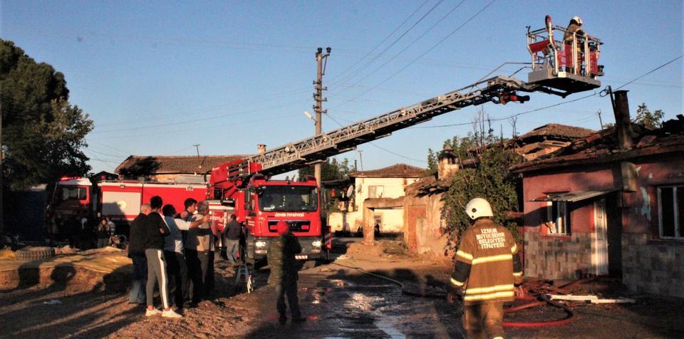 İzmir'in Ödemiş ilçesinde çıkan yangında 3 müstakil ev kullanılamaz hale geldi. İtfaiye ekipleri tarafından müdahale edilen yangın söndürüldü.  ( Turgay Konuralp - Anadolu Ajansı )