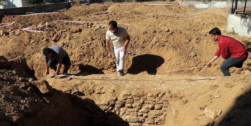 Aydın'da inşaat kazısı öncesi yapılan sondaj çalışmalarında 1600 yıllık olduğu değerlendirilen sur duvarı bulundu. ( Ferdi Uzun - Anadolu Ajansı )