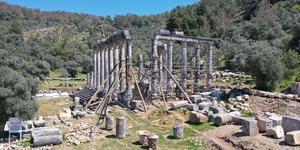 Zeus Lepsynos Tapınağı ihtişamlı sütunlarıyla orijinal görünümüne kavuşuyor