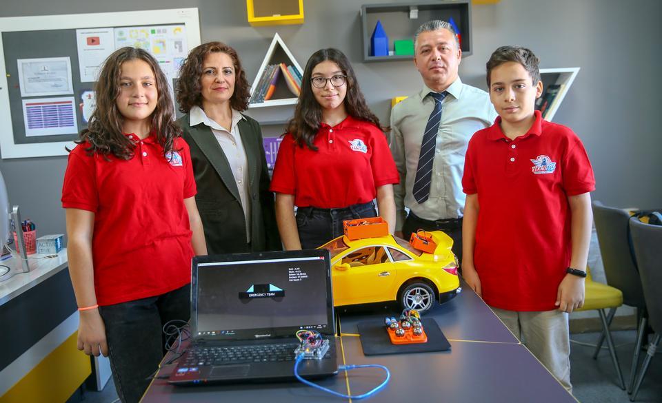 İzmir Arkas Bilim ve Sanat Merkezi bünyesindeki 3 ortaokul öğrencisi, havacılık, uzay ve teknoloji festivali TEKNOFEST 2021'de birincilik kazandıkları, taşıtların kaza yaptığını anlık olarak bildirme özelliğine sahip cihaz projelerine patent almayı hedefliyor. ( Halil Fidan - Anadolu Ajansı )