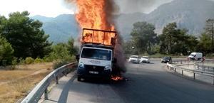 Muğla'da seyir halindeki kamyonet ve otomobilde çıkan yangın söndürüldü