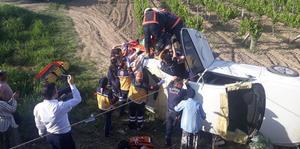 Manisa'da üzüm bağına devrilen otomobildeki 4 kişi yaralandı