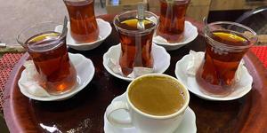 Çine’de faaliyet gösteren çay ocağı ve kahvehane işletmecilerinin talebi üzerine, Esnaf Odası tarafından çay ve kahve fiyatlarına zam yapıldı. Buna göre, 1 lira 50 kuruş olan çay 2 lira, 2 lira 50 kuruşa satılan kahve de 4 lira oldu.