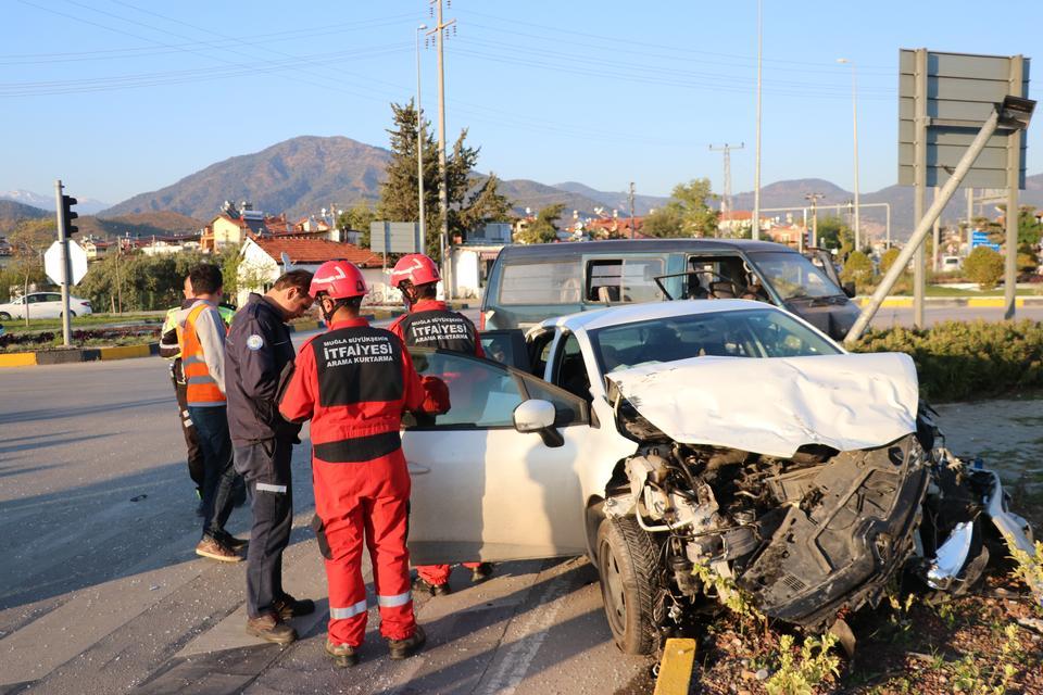 Muğla'da kamyonet ile otomobilin çarpıştığı kazada 5 kişi yaralandı