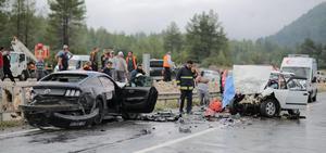 Antalya'da iki otomobilin çarpıştığı kazada 1 kişi öldü, 3 kişi yaralandı