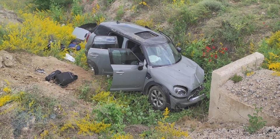 Afyonkarahisar'da şarampole devrilen otomobildeki 3 kişi yaralandı