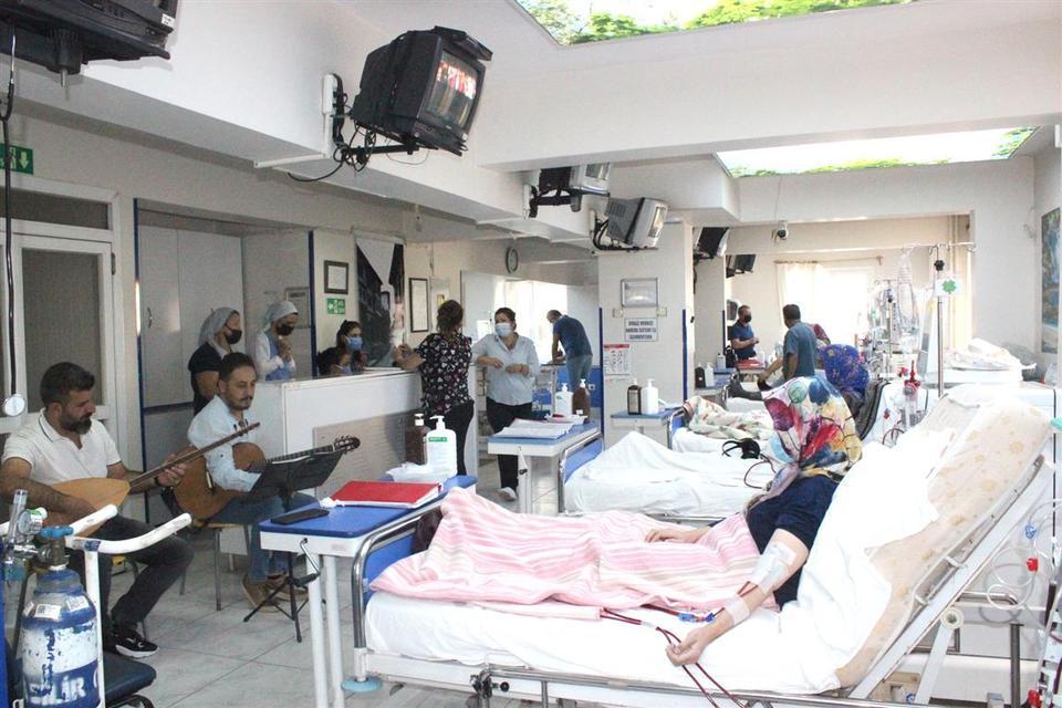 İzmir'in Ödemiş ilçesinde görev yapan iki müzik öğretmeni, bir diyaliz merkezindeki böbrek hastalarına moral konseri verdi. ( Turgay Konuralp - Anadolu Ajansı )