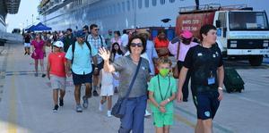 Kuşadası, 3 kruvaziyerle gelen 8 bin 270 turisti ağırladı