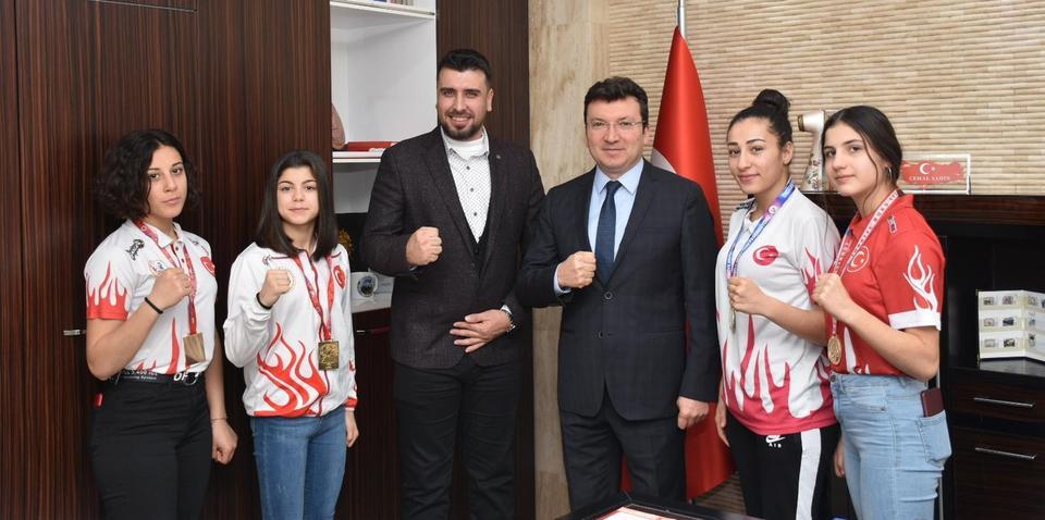 Aydın Kungfu Spor Kulübü’nün şampiyon sporcuları Efeler Kaymakamı Cemal Şahin’i makamında ziyaret etti.