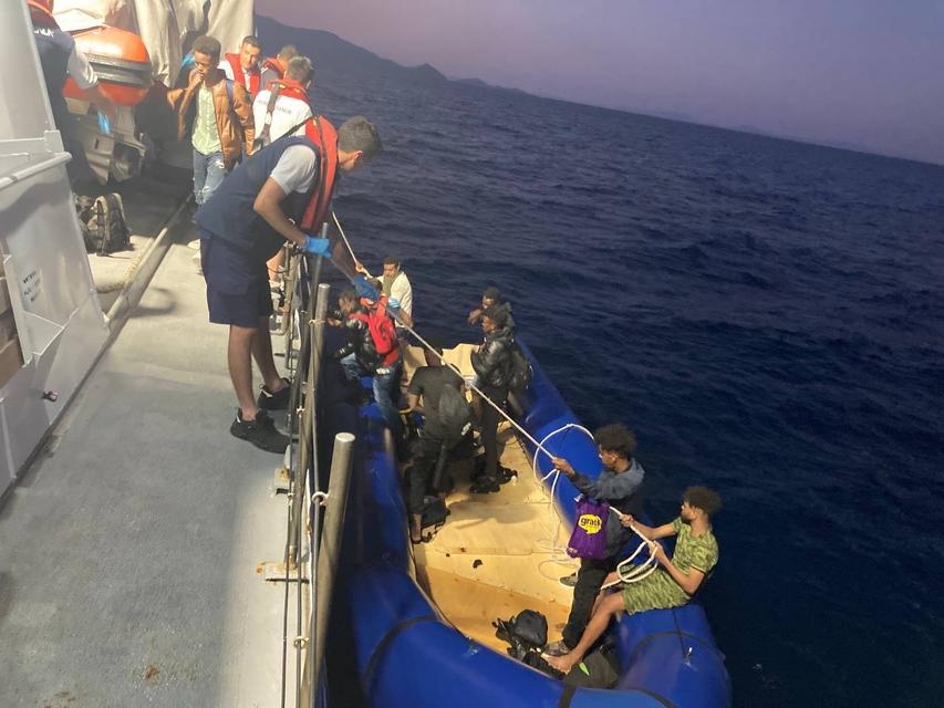 İzmir açıklarında geri itilen 36 düzensiz göçmen kurtarıldı