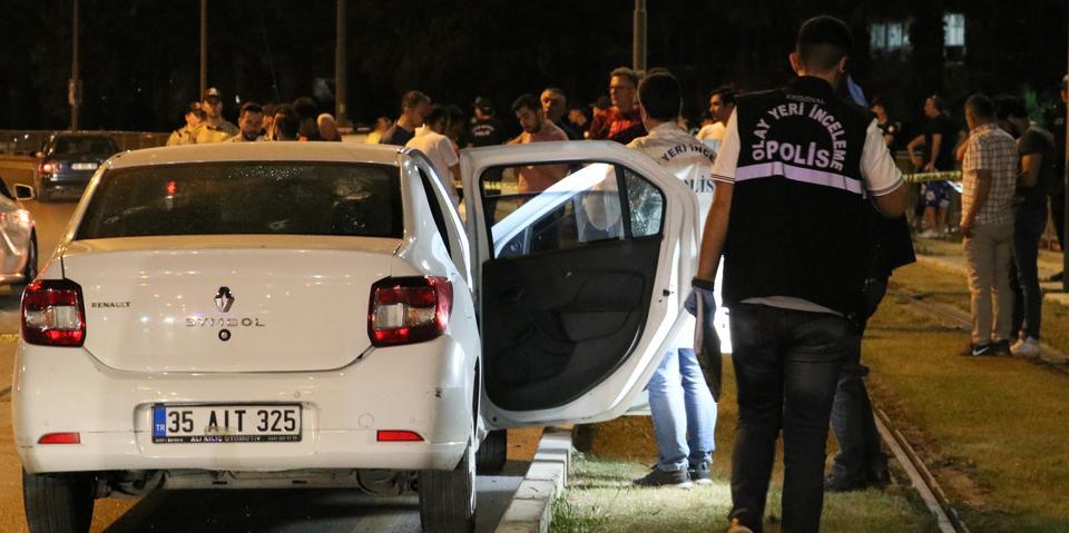 İzmir'de bir otomobile uzun namlulu silahla ateş açıldı, 2 kişi ağır yaralandı
