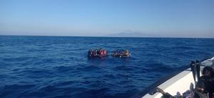İzmir'de Yunanistan unsurlarınca geri itilen 318 düzensiz göçmen kurtarıldı