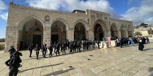 İsrail polisinin eşlik ettiği yüzlerce fanatik Yahudi, İsrail'in kuruluş günü bahanesiyle işgal altındaki Doğu Kudüs'te bulunan Mescid-i Aksa'nın avlusuna girdi.