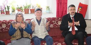 Kütahya Valisi Ali Çelik, evi yanan şehit ailesini ziyaret etti