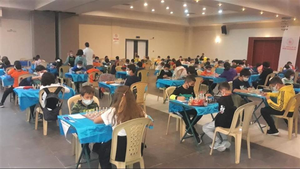 Ödemiş Belediyesi ve Türkiye Satranç Federasyonu işbirliğiyle düzenlenen Cumhuriyet Bayramı Satranç Turnuvası tamamlandı. ( Turgay Konuralp - Anadolu Ajansı )