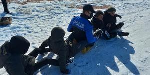 Uşak'ta polis, göreve gittiği mahallede çocukların kar eğlencesine katıldı