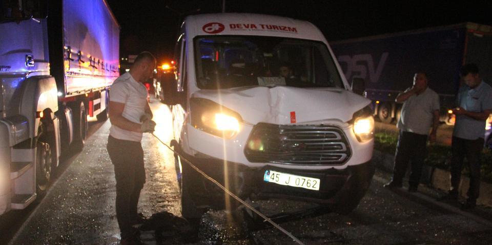 Manisa'da trafik kazasında 2 kişi yaralandı