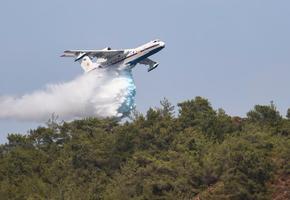 Azerbaycan'dan gelen amfibi uçak, Marmaris'teki orman yangınına müdahale ediyor