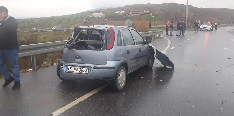 Manisa'nın Saruhanlı ilçesinde kamyonet ile otomobilin çarpıştığı kazada 3 kişi yaralandı. ( Manisa İl Jandarma Komutanlığı - Anadolu Ajansı )