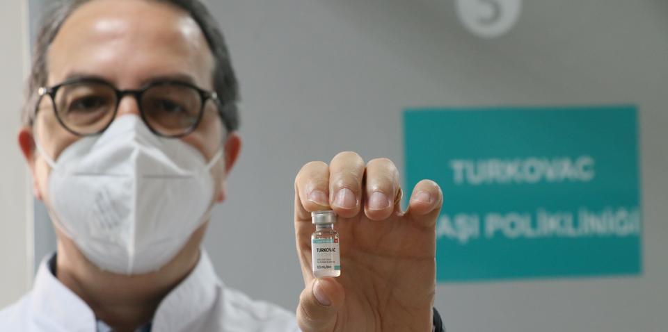 Sağlık Bakanlığı Koronavirüs Bilim Kurulu Üyesi Prof. Dr. Alper Şener, Türkiye'nin geliştirdiği TURKOVAC aşısının Faz-3 çalışmalarının tamamlanması için "1000 kahraman"a ihtiyaç olduğunu söyledi. ( Tezcan Ekizler - Anadolu Ajansı )
