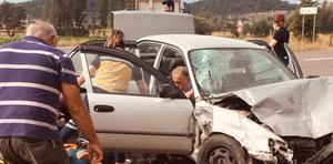 Kütahya'da tır ile otomobilin çarpıştığı kazada 5 kişi yaralandı