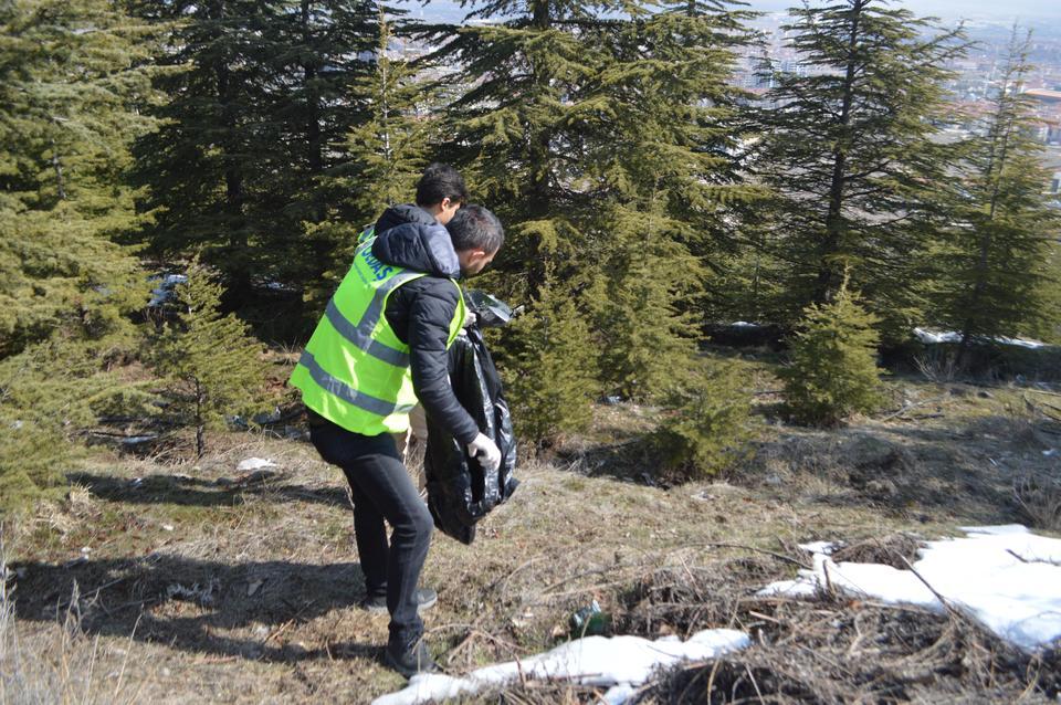 Afyonkarahisar'da OEDAŞ personeli ile sivil toplum kuruluşları mesire alanından 160 poşet çöp topladı