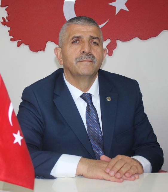 İzmir'in Ödemiş ilçesinde, CHP ve İYİ Parti'den istifa ederek MHP'ye katılan 27 kişiye rozetleri takıldı. MHP İl Başkanı Veysel Şahin (fotoğrafta),  konuşma yaptı. ( Turgay Konuralp - Anadolu Ajansı )