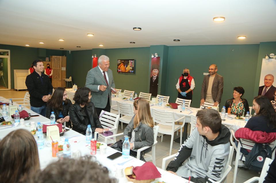 Aydın Efeler Belediye Başkanı Mehmet Fatih Atay, Erasmus projesi kapsamında Efeler’e gelen yabancı uyruklu öğrencilerle buluştu.