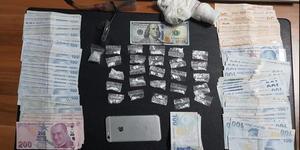 Urla ilçesinde düzenlenen uyuşturucu operasyonunda 2 şüpheli yakalandı, kokain olduğu değerlendirilen 15 gram uyuşturucu, uyuşturucu içiminde kullanılan ekipman ve yaklaşık 10 bin lira ile 100 dolar ele geçirildi. ( Emniyet Genel Müdürlüğü  - Anadolu Ajansı )