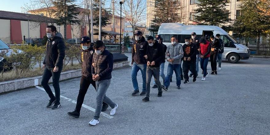 Afyonkarahisar'da ele geçirdikleri sosyal medya hesaplarından paylaşımlarla çok sayıda kişiyi dolandırdığı belirlenen 7 şüpheli tutuklandı. ( Arif Yavuz - Anadolu Ajansı )