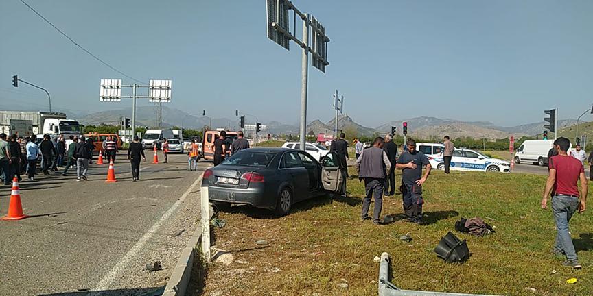 Adana'nın Kozan ilçesinde, otomobil ile askeri aracın çarpışması sonucu 2 asker şehit oldu, 3 asker yaralandı.  ( Fatih Azgın - Anadolu Ajansı )