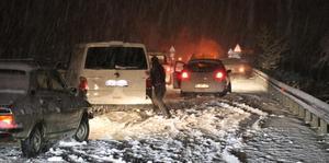 Denizli-Antalya kara yolu kar yağışı nedeniyle tek yönlü ulaşıma kapatıldı