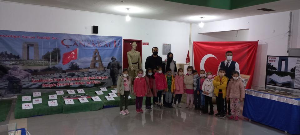 Dinar Belediye Başkanı Nihat Sarı'nın girişimleriyle açılışı yapılan Çanakkale Savaşları Gezici Müzesine ziyaretler devam ediyor. ( Dinar Belediyesi - Anadolu Ajansı )