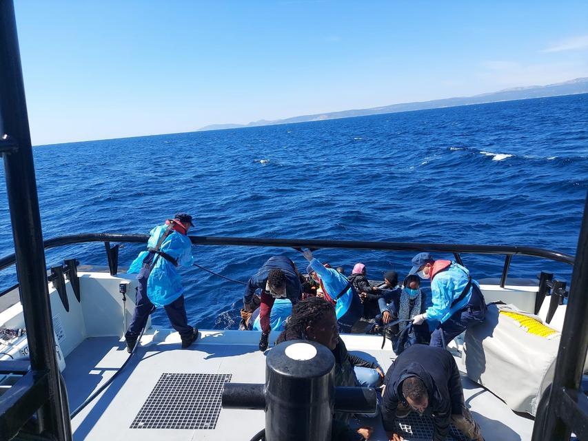 İzmir'in Çeşme ilçesi açıklarında, Yunanistan unsurlarınca Türk kara sularına itilen 63 düzensiz göçmen kurtarıldı, yelkenli tekneyle yasa dışı yollardan yurt dışına çıkmaya çalışan 38 düzensiz göçmen ise yakalandı. ( Sahil Güvenlik Komutanlığı - Anadolu Ajansı )