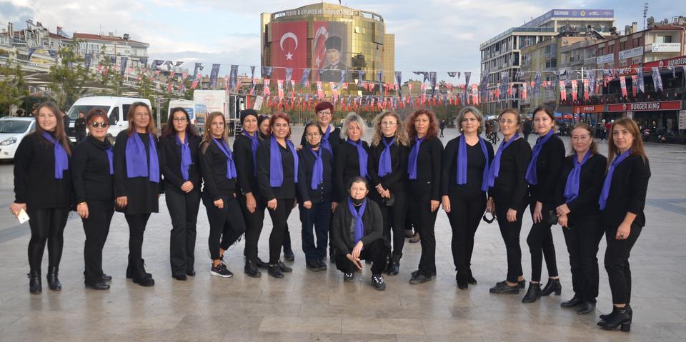 Aydın'ın Efeler ilçesinde bir grup kadın, kadına yönelik şiddete dikkati çekmek ve farkındalık oluşturmak için kent meydanında dans etti. ( Gökhan Düzyol - Anadolu Ajansı )