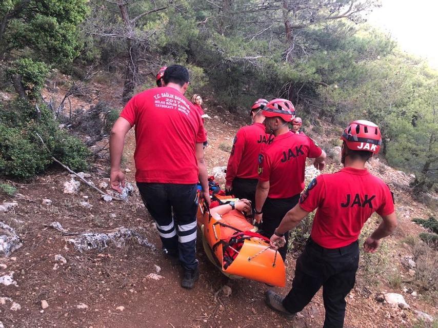 Rus yamaç paraşütçüsü kayalıklara düşerek yaralandı