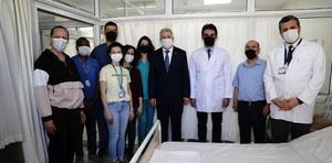 İzmir'de bir hastanın göğüs boşluğundan 5 kilogram tümör çıkarıldı
