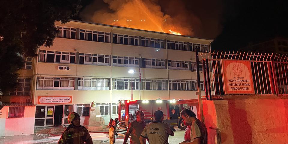 İzmir'de bir okulun çatısında çıkan yangın söndürüldü