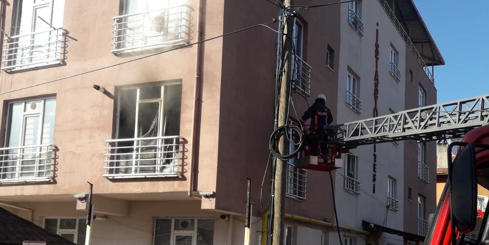 Kütahya'da apart dairede çıkan yangında bir kişi öldü