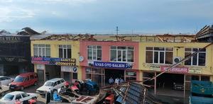 Afyonkarahisar'da kuvvetli rüzgar bazı iş yerlerinin çatısını uçurdu