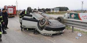 Manisa'da takla atan otomobilde aynı aileden 3 kişi yaralandı