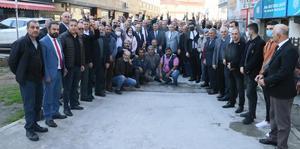 İzmir'in Karabağlar ilçesinde, 100 kişi düzenlenen törenle MHP'ye katıldı. ( Tezcan Ekizler - Anadolu Ajansı )