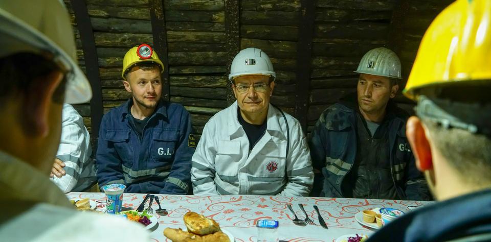 TKİ Genel Müdürü Erdoğan, madencilerle iftar yaptı